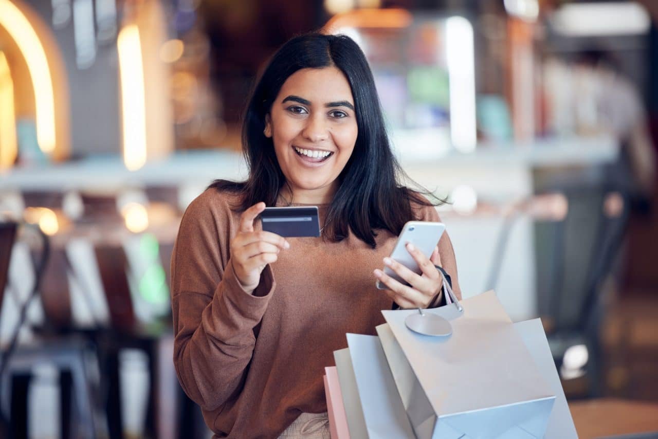 joven accediendo a los beneficios de su tarjeta de crédito